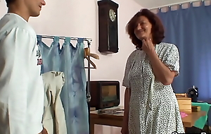 Sewing 80 epoch elderly granny pleases her buyer