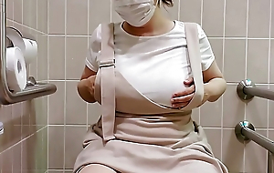 Agitated with no panties! A married woman can't swamp plus wets her pussy roughly the store's toilet