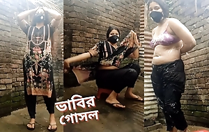 Bengali Fabulous Bhabi showing their way excellent sexy body by means of Bath. Desi bhabi bonny boobs