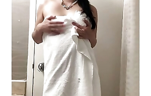 Sexy Brunette MILF Masturbates And Fingers Her Soaking Soaking Pussy With reference to Her Bubble Non-radioactive
