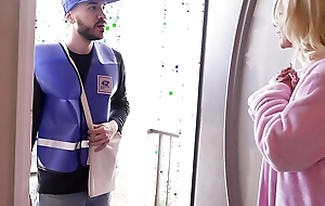 Mailman delivers a chubby package to pornstar